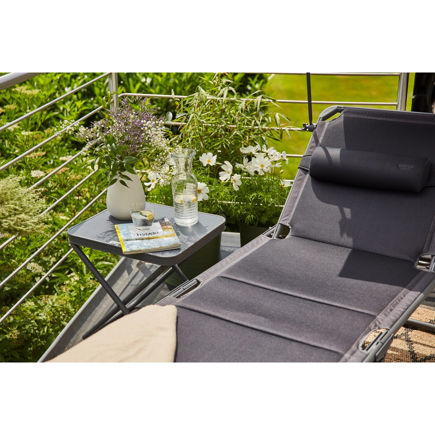 Anthrazitfarbene Siena Garden Campingliege Premium mit AirMesh Bezug und Aluminiumgestell.