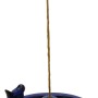 Hängende, blaue Sunny Garden Vogeltränke (Ø 27 cm) mit zwei Vogel-Figuren am Rand.
