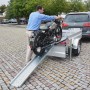 Stema Motorradtransportset: Motorrad wird Anhänger mit Auffahrschiene hochgeschoben.