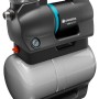 Gardena Hauswasserwerk 3900 Silent: Graue und schwarze Gartenpumpe mit Tragegriff und Manometer.