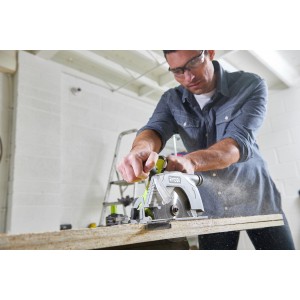 Ryobi Akku-Handkreissäge R18CS-0 beim Sägen von Holz. 18V Säge mit 165mm Sägeblatt.