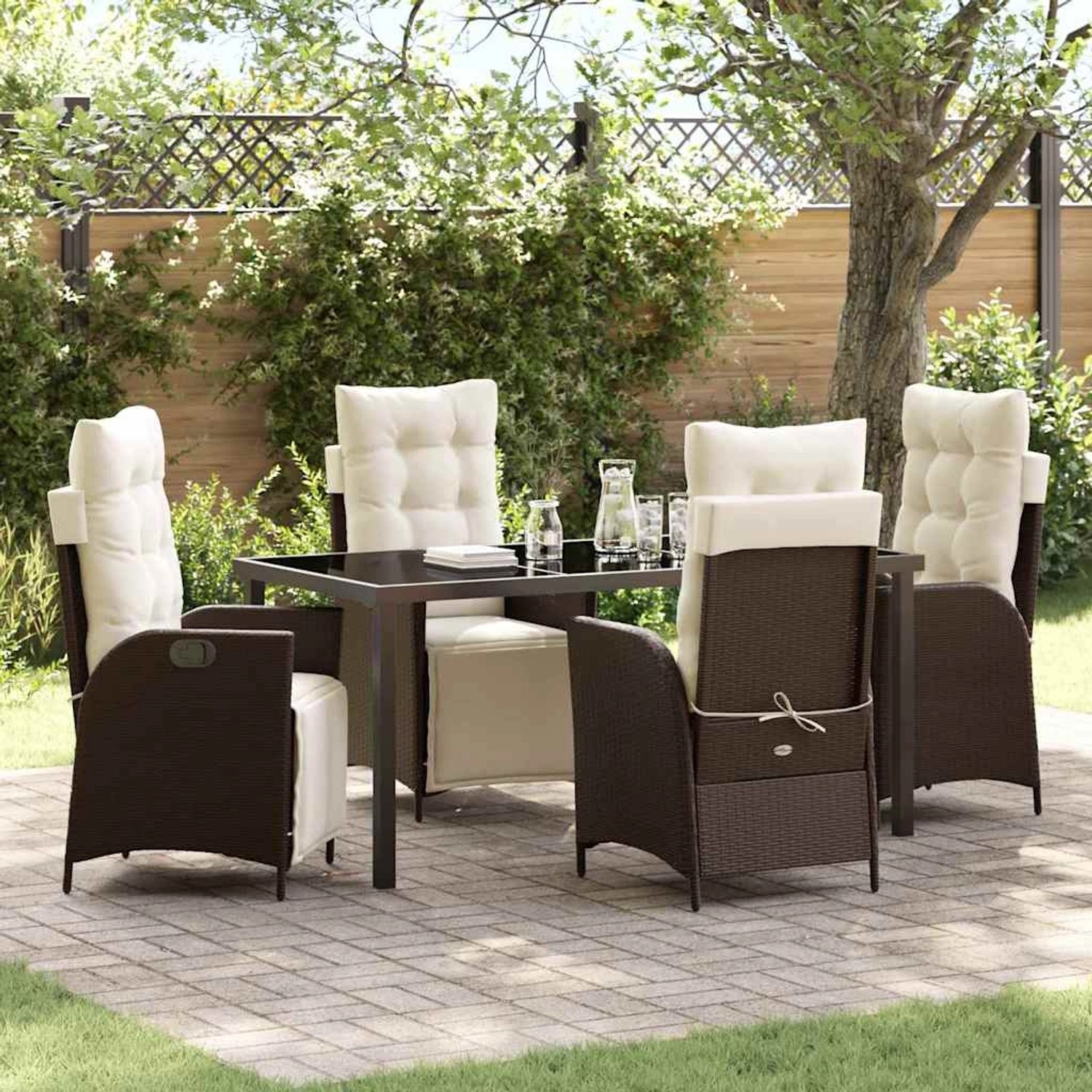 Braune 5-teilige vidaXL Garten Essgruppe aus Polyrattan mit verstellbaren Stühlen und Tisch mit Glasplatte.