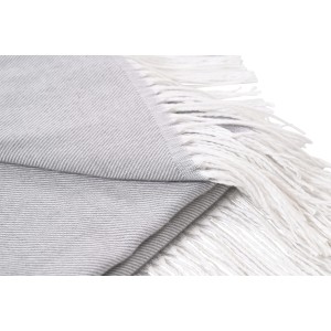 Hellgraue Decke (120x160 cm) mit Fransen. Kuschelig und dekorativ für Wohnzimmer & Schlafzimmer.