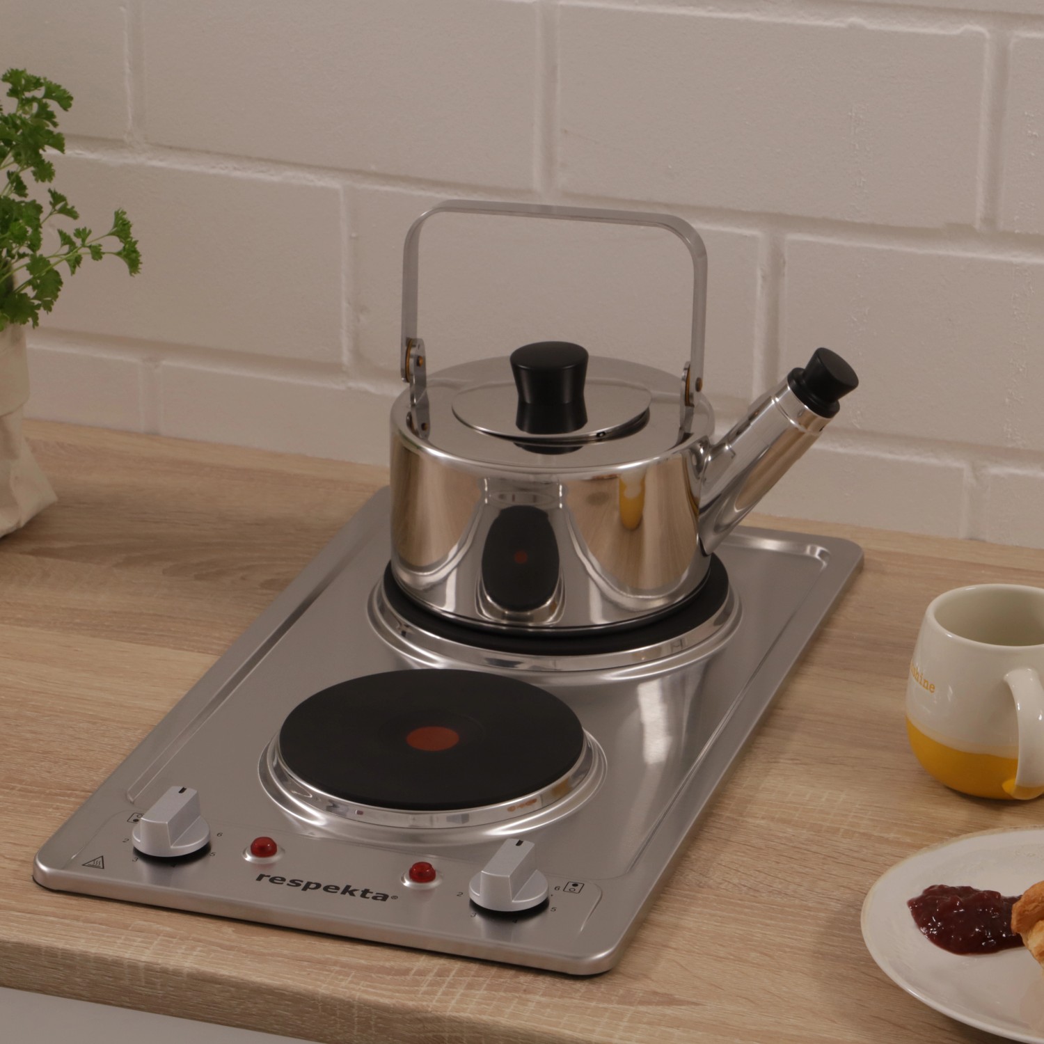 Respekta Domino-Kochfeld KM9111EN aus Edelstahl mit zwei Kochmulden und Teekessel.