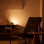 Philips Hue Bloom LED-Tischleuchte in Weiß, warmes Licht im Wohnraum.