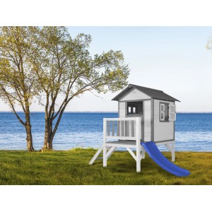 Axi Spielhaus Lodge XL, klassisch weiß mit blauer Rutsche, im Garten.