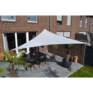 Silbergraues Floracord Dreiecksonnensegel (460x460x460 cm) über einer Terrasse mit Tisch und Stühlen.