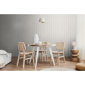 Beige Tadessi Vliestapete mit dezentem 3D-Grafikmuster in modernem Esszimmer. Helle Holzmöbel, stilvolle Dekoration.