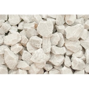 Nahaufnahme von Carrara Marmorbruch, weiß, 25-50 mm, Zierkies für Garten und Landschaftsbau.