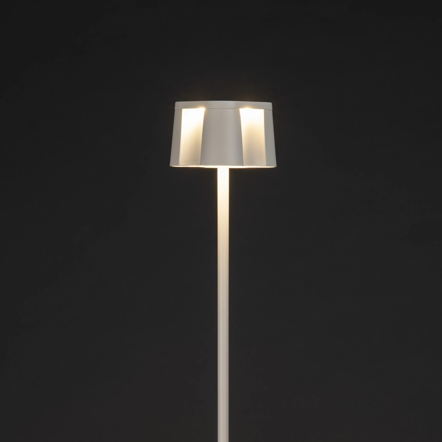 Weiße Konstsmide LED Stehleuchte Nice für den Außenbereich, mit USB-Anschluss, 120 cm hoch.