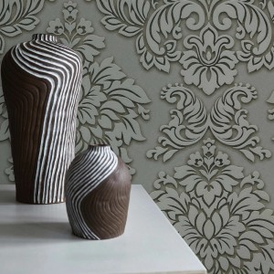 Graue Tadessi Vliestapete mit edlem Barock Ornamentmuster. Ideal für luxuriöse Wandgestaltung. Dekorative Tapete.