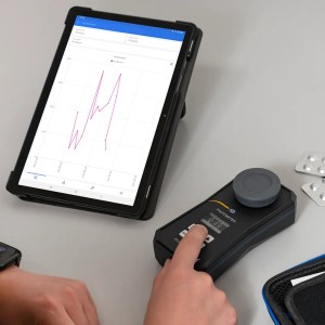 PCE Instruments Photometer CP 30 mit Tablet zur Datenanalyse. Präzises Messgerät für vielseitige Anwendungen.