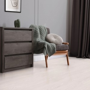 ML-Design PVC Bodenbelag in Weiß Eiche Optik, selbstklebend, im Wohnraum.