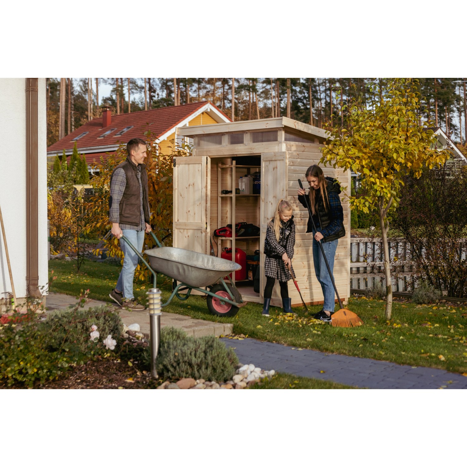Upyard Gartenhaus Strongbox M mit Familie im Garten, naturbelassenes Holz mit Doppeltür.