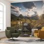 Vlies Fototapete „Norwegische Herbstwelten“ (450x280 cm) mit Landschaftsmotiv im Wohnzimmer.