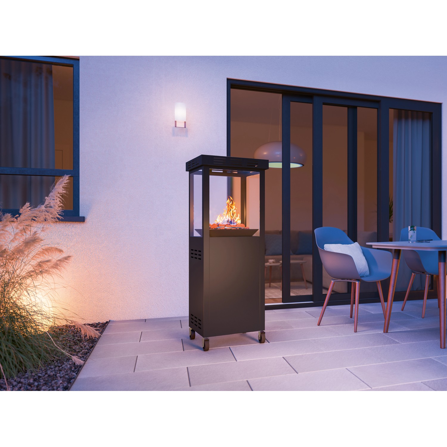 Anthrazitfarbener Gaskamin Ridera mit Panoramaglas und Lavasteinen für gemütliche Terrassenabende.