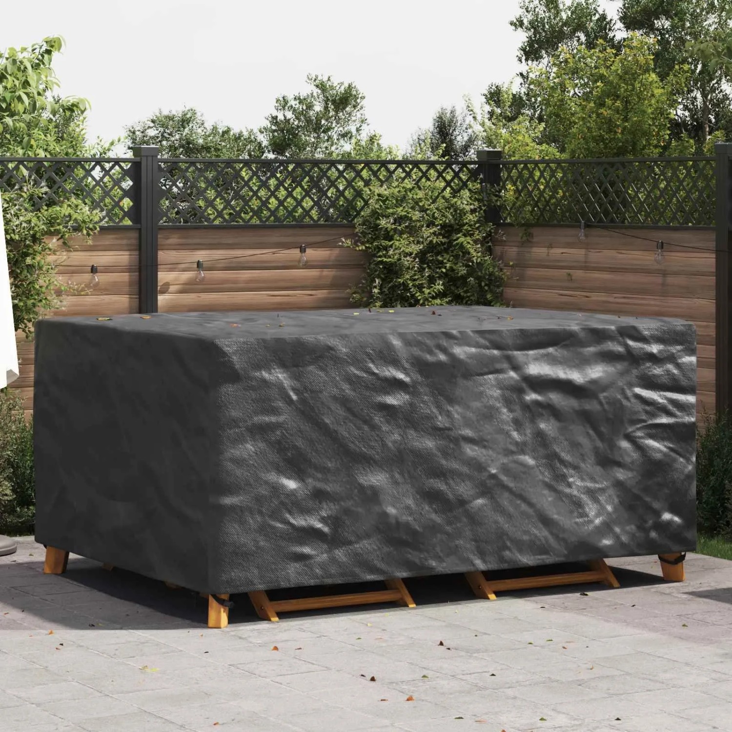 Schwarzer vidaXL Möbelbezug auf Terrasse, schützt Gartenmöbel. Wasserfeste Schutzhülle für Outdoor-Bereich.