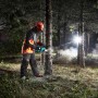 Makita Akku-Kettensäge DUC353Z im Einsatz beim Holzsägen im Wald.