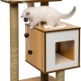 Vesper Kratzbaum Base Walnuss mit Katzen auf Liegeflächen und Spielzeug.