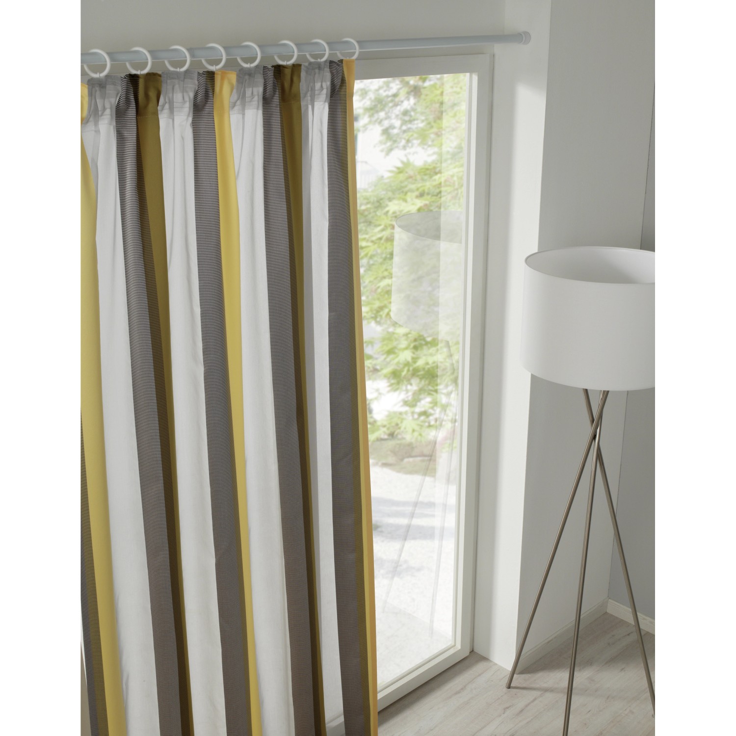 Gardinia Spannstange, weiß, 125-220 cm mit gestreiftem Vorhang in Gelb, Grau und Weiß.