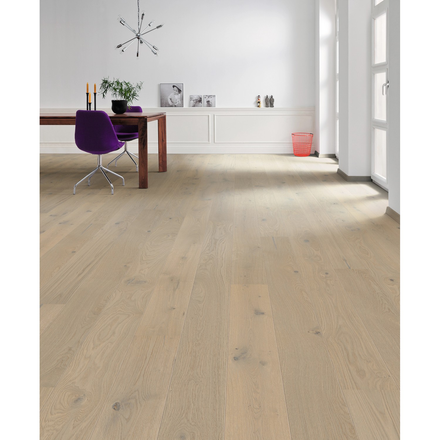 Heller Living by Haro Parkett Eiche Grau, Landhausdiele 2V strukturiert, naturgeölt im Wohnraum.