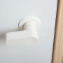 Detailaufnahme: Weiße Dolle Kniestocktür mit Griff und Holzrahmen. Zubehör für Treppen.