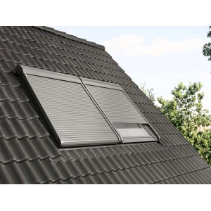 Velux Elektro-Rollladen SML CK02, dunkelgrau, auf einem Dachfenster montiert.