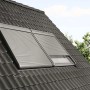 Velux Elektro-Rollladen SML CK02, dunkelgrau, auf einem Dachfenster montiert.