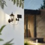 Schwarze Lindby LED Solar Laterne Sayata für den Außenbereich, spritzwassergeschützt und modern.