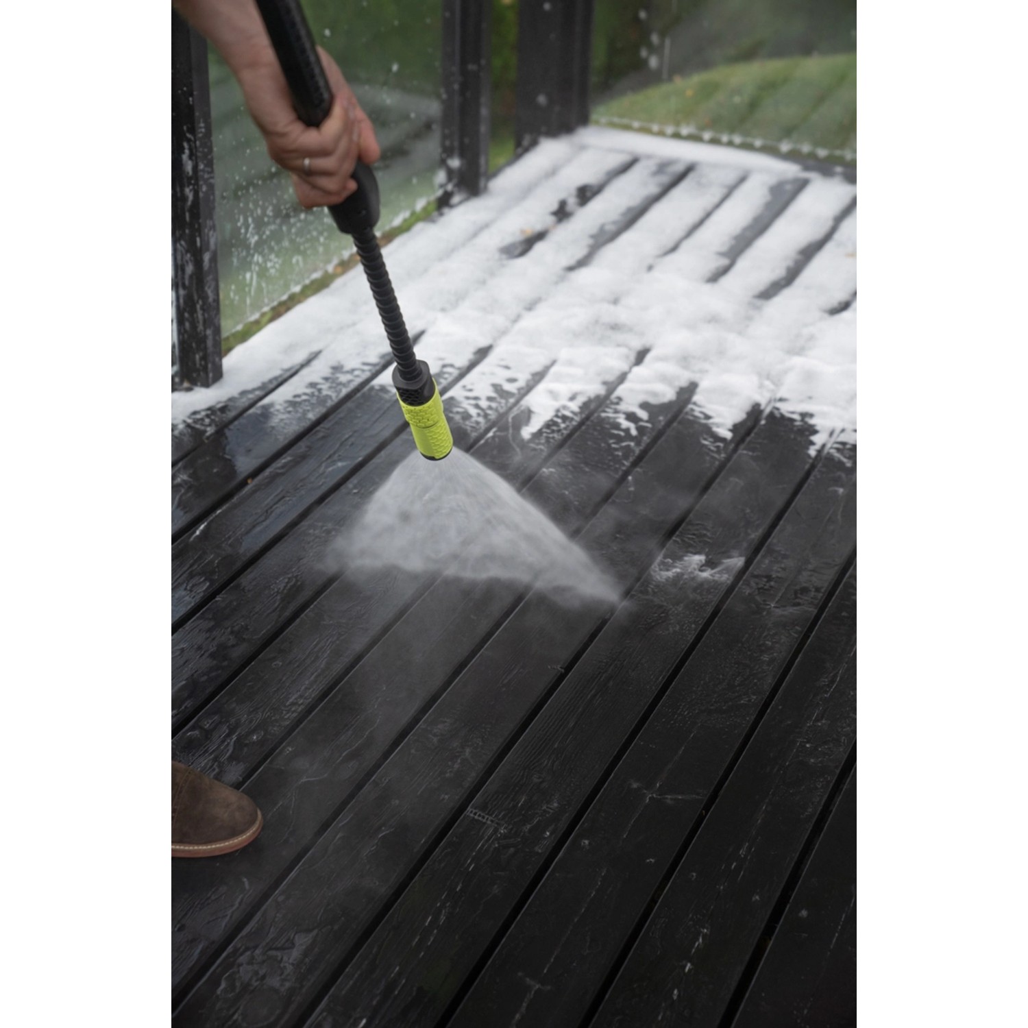 AVA Evolution P80 Hochdruckreiniger im Einsatz: Reinigung einer Holzterrasse mit Schaum und Wasser.