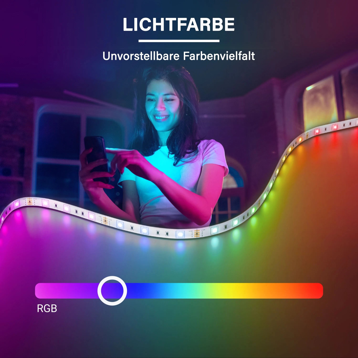 Frau steuert MegaLight Smart LED RGB-Streifen per Smartphone; zeigt Farbvielfalt und Dimmfunktion. Ideal für TV-Hintergrundbeleuchtung.