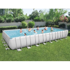 Rechteckiger Bestway Stahlrahmenpool 956x488x132cm mit Badegästen im Garten.