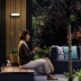 Philips Stratosphere LED Aussenwandleuchte in Anthrazit mit warmweissem Licht an Holzfassade.