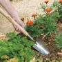 Kent & Stowe Handschaufel Lang im Einsatz beim Pflanzen im Gartenbeet.
