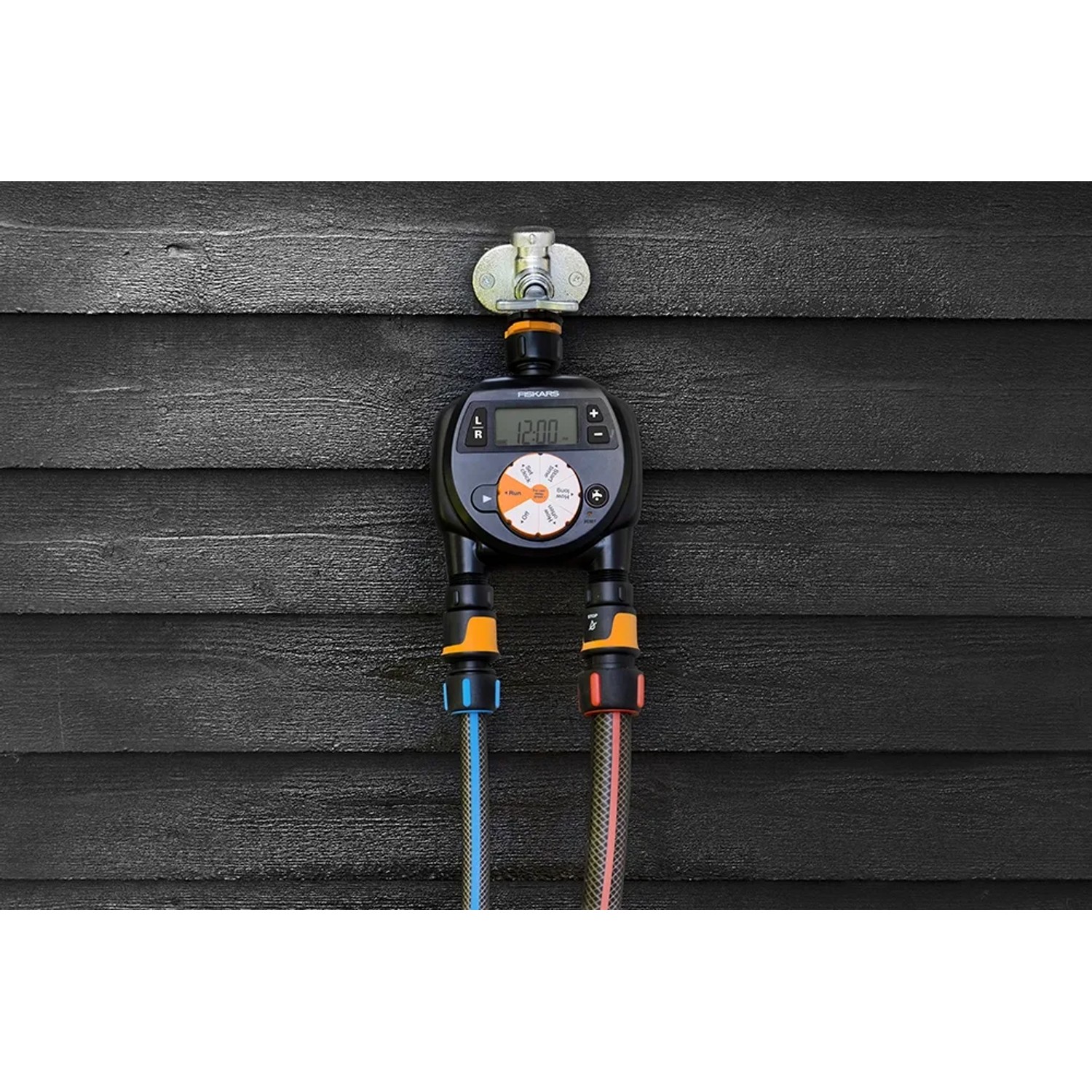 Fiskars Zeitschaltuhr mit 2 Ausgängen, schwarz-orange, für Sprinkler-Systeme.