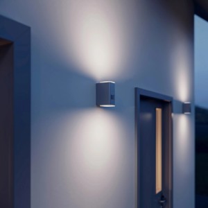 Steinel LED Außenleuchte L 930 S Anthrazit mit Bewegungsmelder als Up- und Downlight.