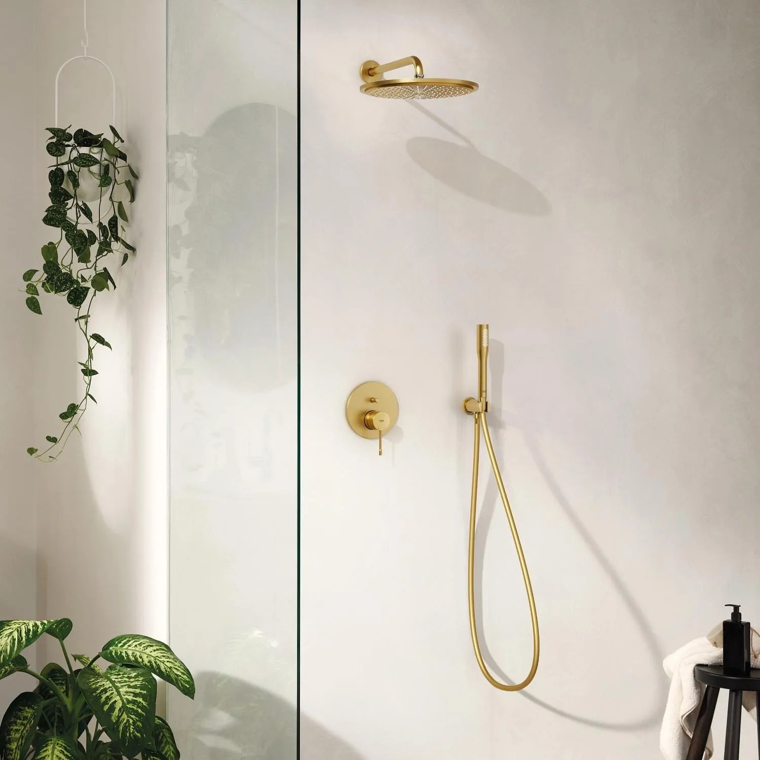 Grohe Essence Unterputz Wannenarmatur in gebürstetem Gold für Dusche und Wanne.