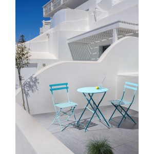 Türkises klappbares Bistro Set FIORI mit rundem Tisch und zwei Stühlen auf Terrasse. Modernes Gartenmöbel-Set.