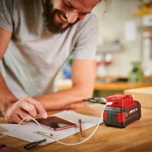 Einhell USB-Akku-Adapter TC-CP 18 Li USB-Solo lädt Handy mit Power X-Change Akku.