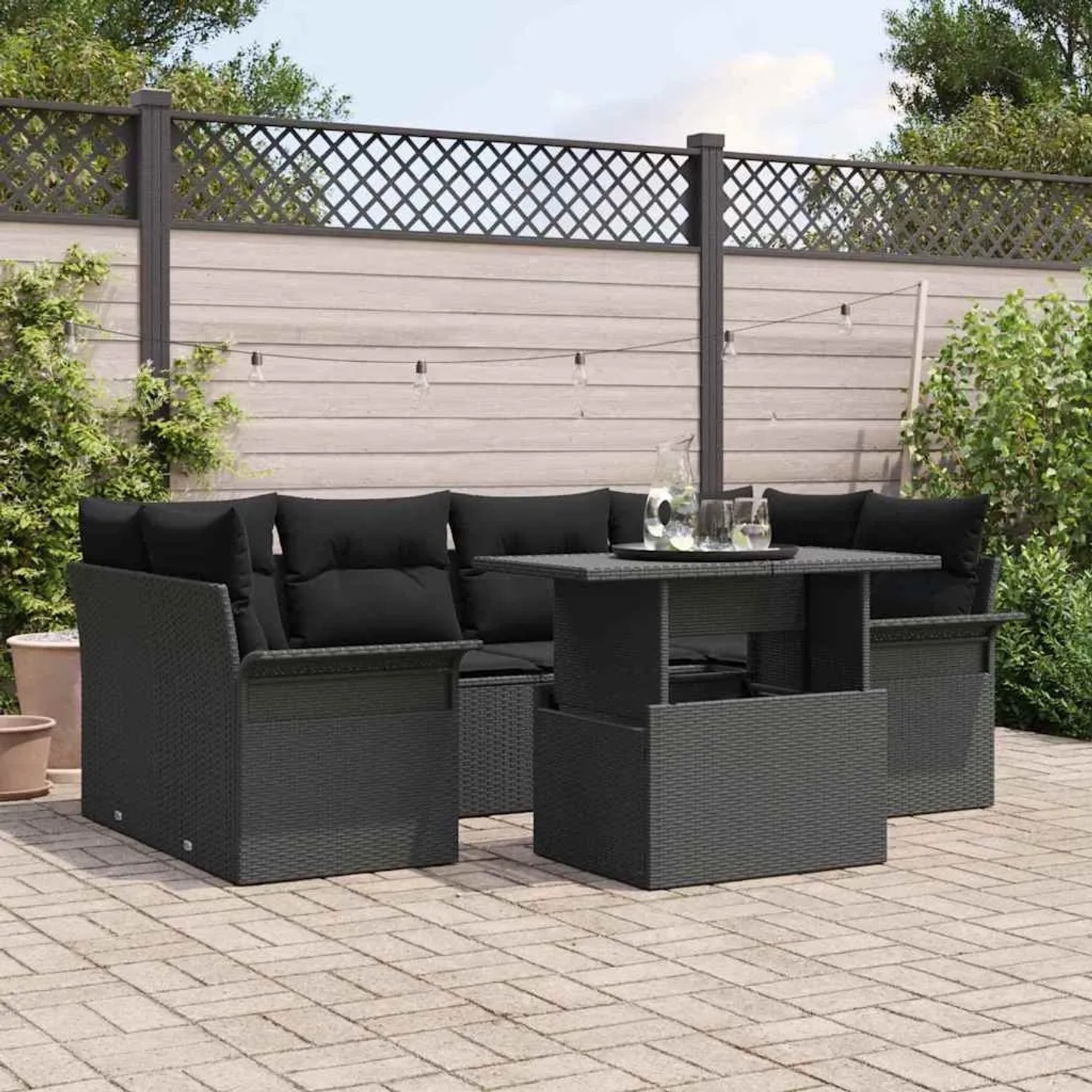 Schwarzes 7-teiliges vidaXL Garten-Sofa-Set aus Poly Rattan mit Tisch und Kissen.