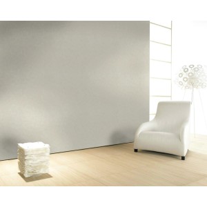 Beige Colani Vliestapete Visions Uni an Wand im Wohnraum mit Sessel und Lampe.