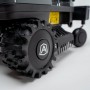 Detailaufnahme: Rad des Ambrogio Zeta R Mähroboters in Schwarz-Orange.
