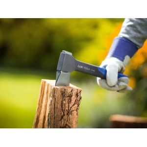 LUX Universalaxt Professional beim Spalten von Holz, Axt mit Glasfaserstiel und Stahlklinge.
