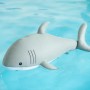 Grau-weißer Westmann Pool Buddy Hai schwimmt im Wasser, ideal für Spiel & Spaß.