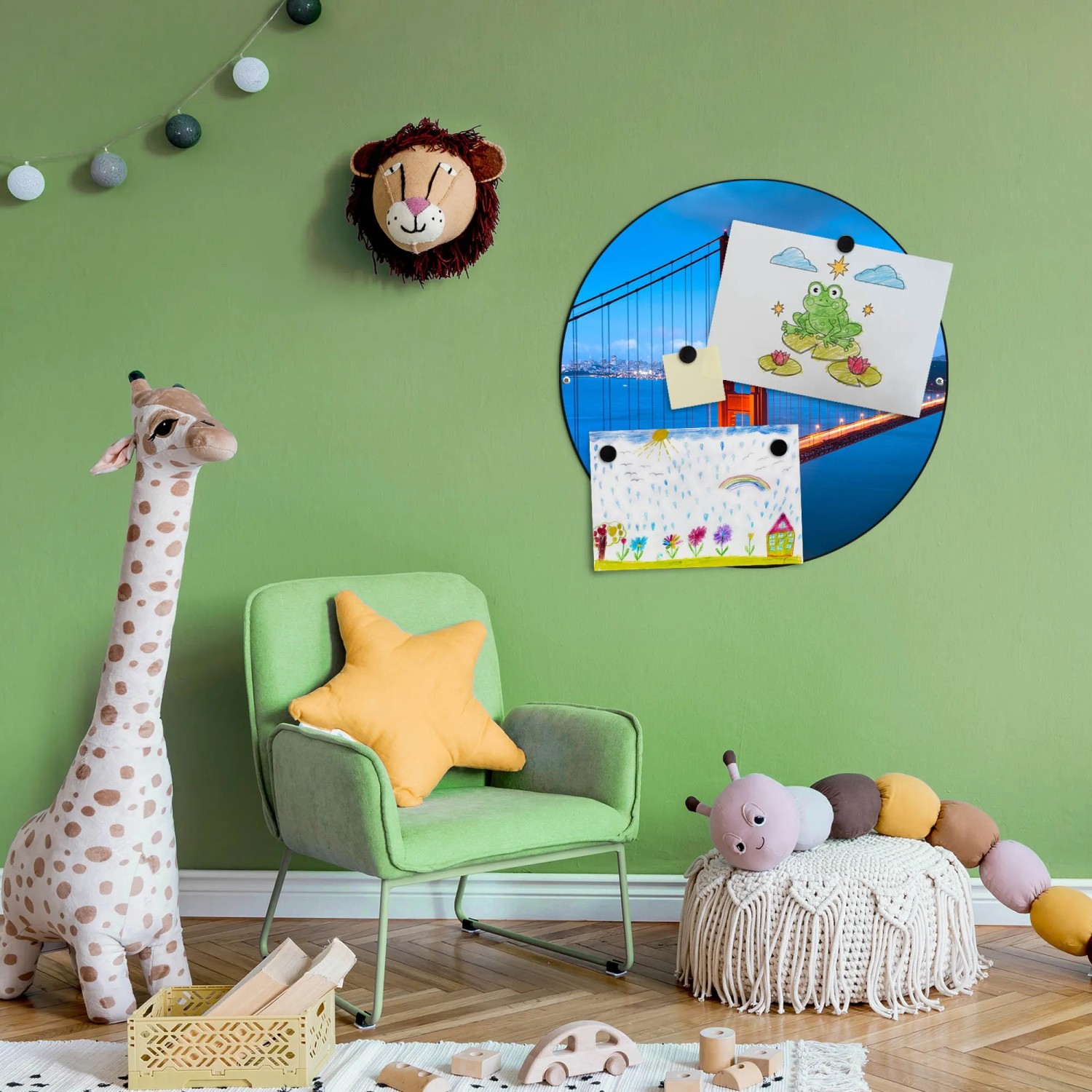 Runde, schwarze Magnettafel mit Golden Gate Bridge Motiv als Wanddekoration im Kinderzimmer.