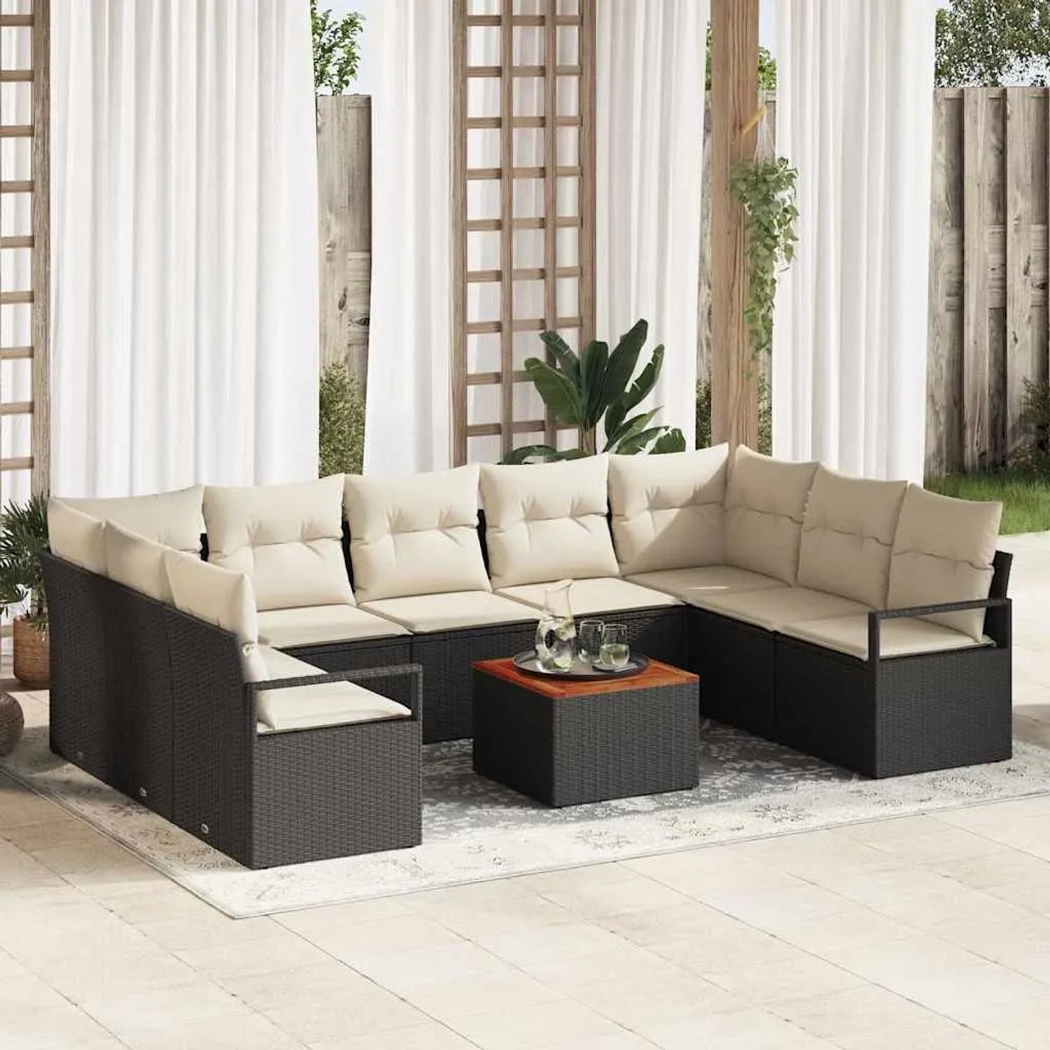 Schwarzes 10-teiliges vidaXL Garten-Sofa-Set aus Poly Rattan mit Kissen und Tisch.