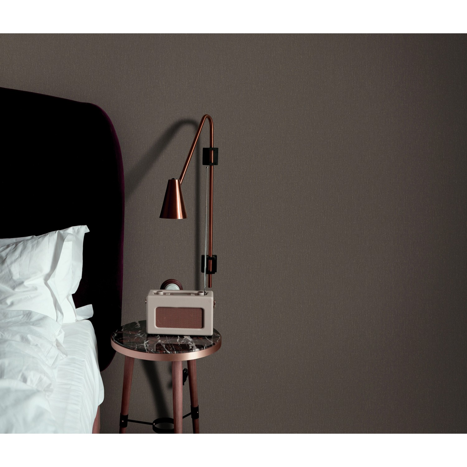 Dunkelgraue Erismann Vliestapete Spotlight InStyle an Schlafzimmerwand mit Nachttischlampe.