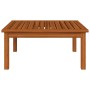Quadratischer Akazienholz-Tisch, Teil des vidaXL Garten-Lounge-Sets.