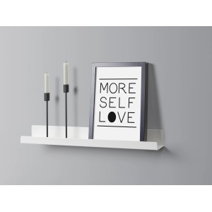 Schwarzes Metall-Wandregal Bix (60 cm) mit Deko an grauer Wand.