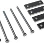 Befestigungsmaterial für LAS Anhänger-Deichselbox Blackit 1: Schrauben, Muttern, Unterlegscheiben und Metallplatten.